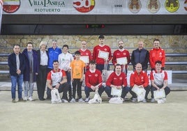 Los jugadores deRiotuerto y la seleccióncántabra, tras supartido.