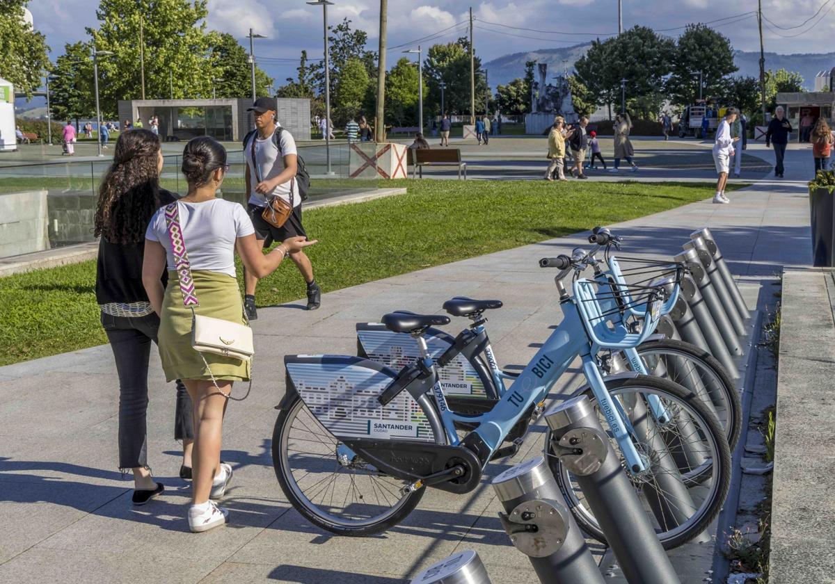 Parada de bicicletas eléctricas junto a la plaza de Alfonso XIII, en Santander.