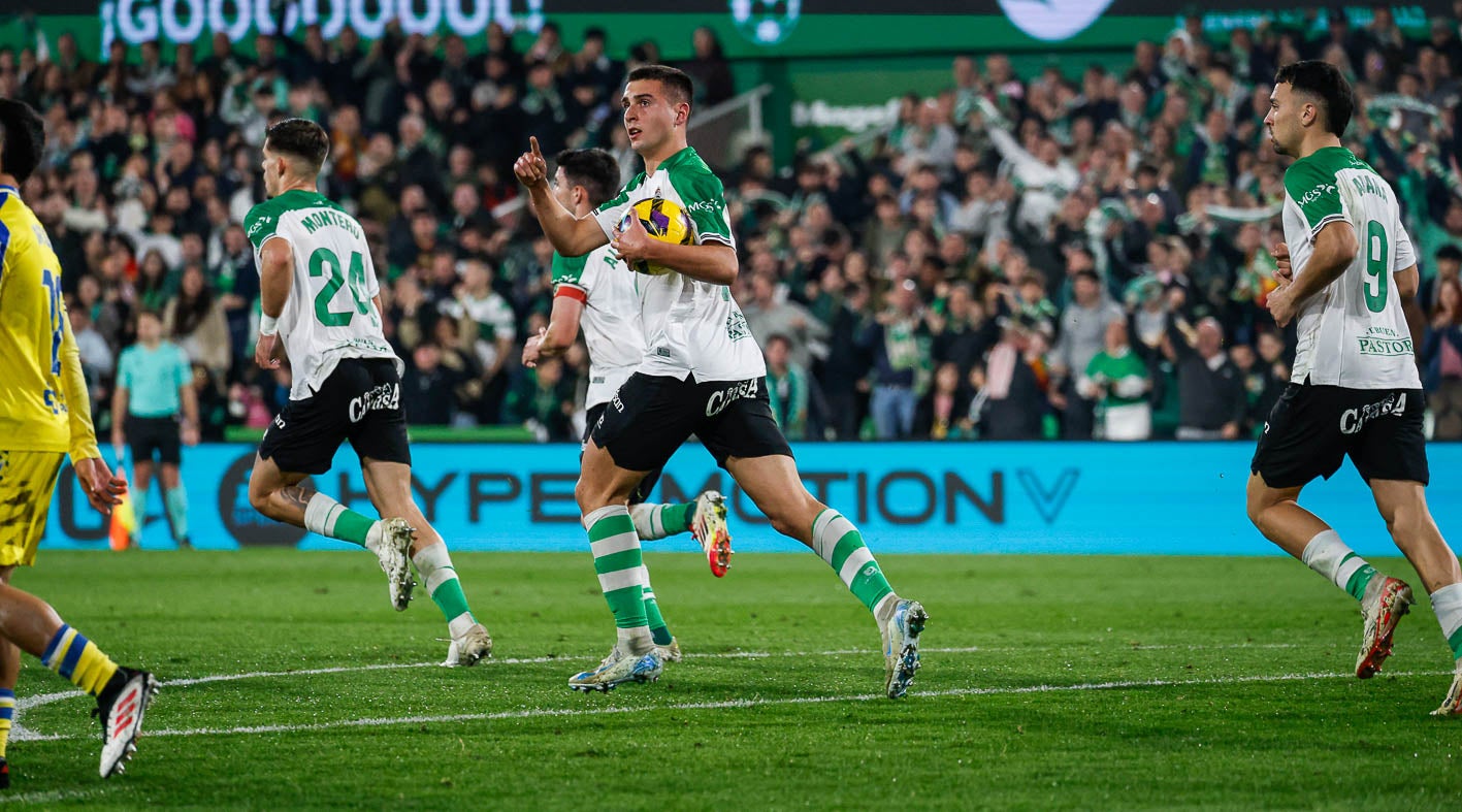 Karrikaburu, con el balón después de marcar su gol, el segundo del Racing. 