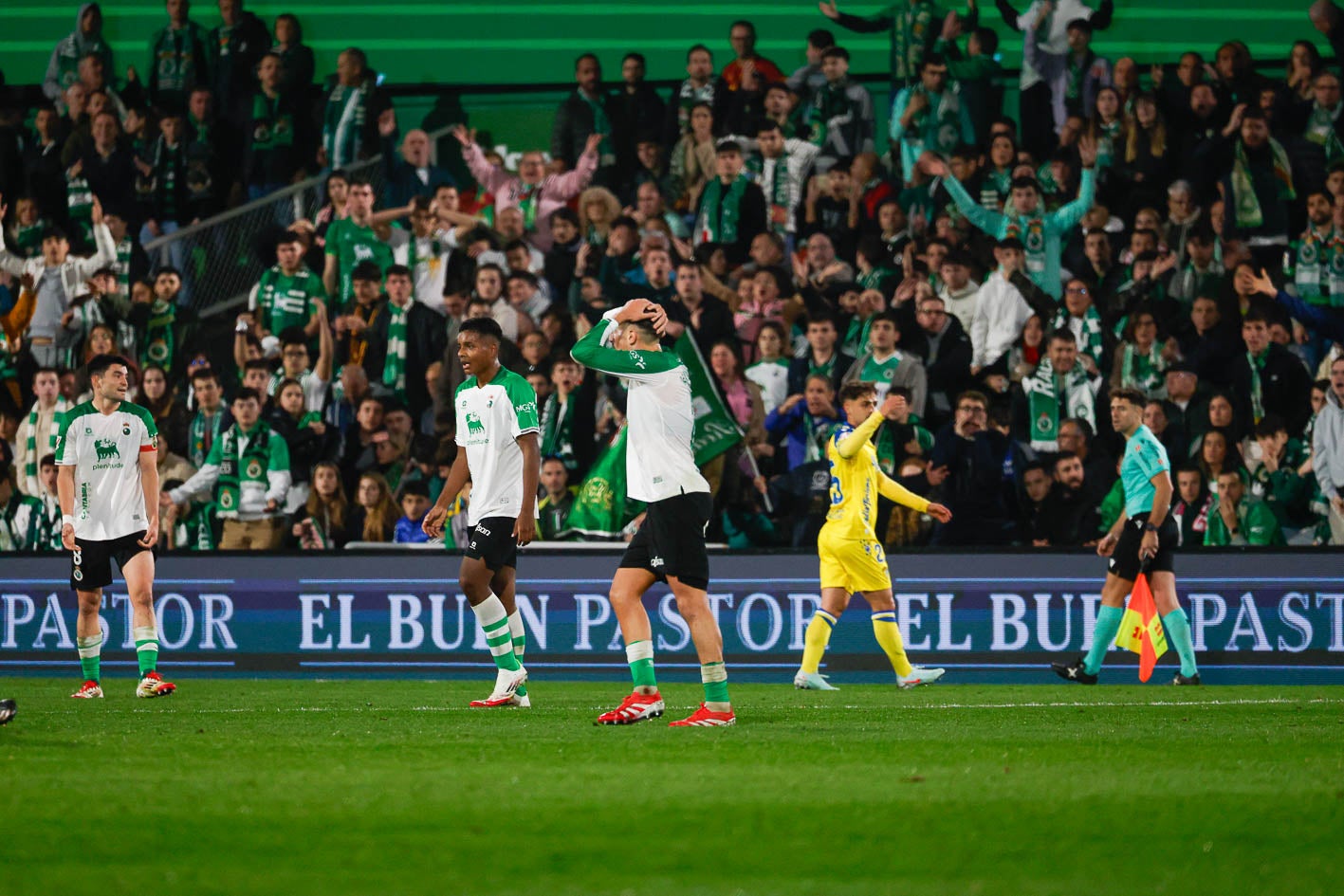 Los jugadores del Racing  se llevan las manos a la cabeza tras una ocasión fallada. 