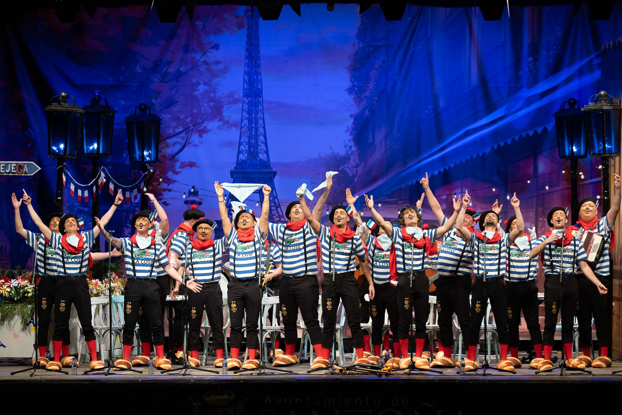 Los Amigos de Chechu, ataviados de franceses, abrieron el concurso de murgas. 