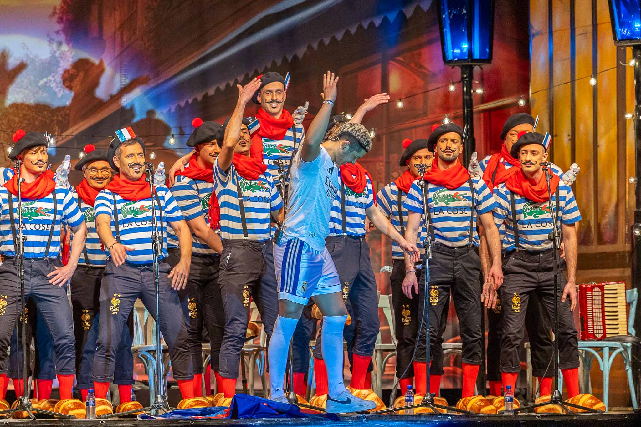 La agrupación hizo en sus letras un guiño al jugador francés Mbappé, que milita en el Real Madrid.