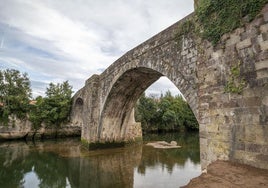 El histórico puente de Oruña, sobre el río Pas, que une la localidad con Arce.