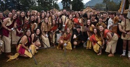 La juventud se ha decantado por participar y disfrutar de las Guerras Cántabras de Los Corrales de Buelna.