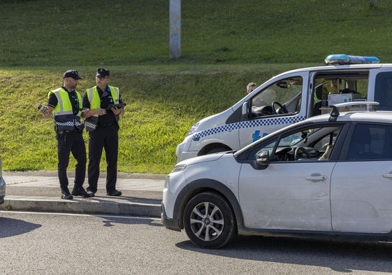 La Policía Local de Santander, en una imagen de archivo, realiza un control junto al rotonda del puente de la S-20.