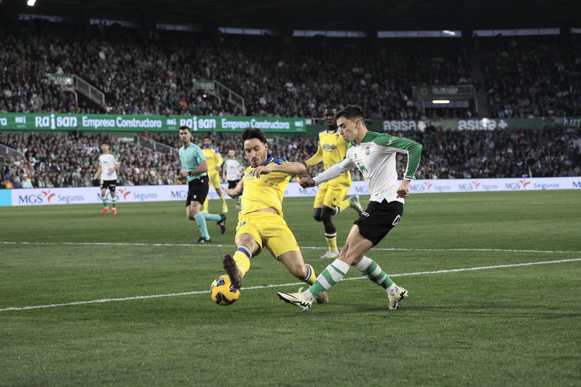 Un jugador del Cádiz logra robar la pelota a Karrikaburu 