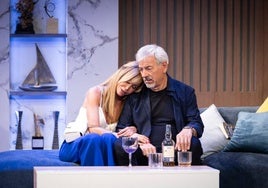 Lara Dibildos y Carlos Sobera, en una escena de la obra 'Inmaduros'.