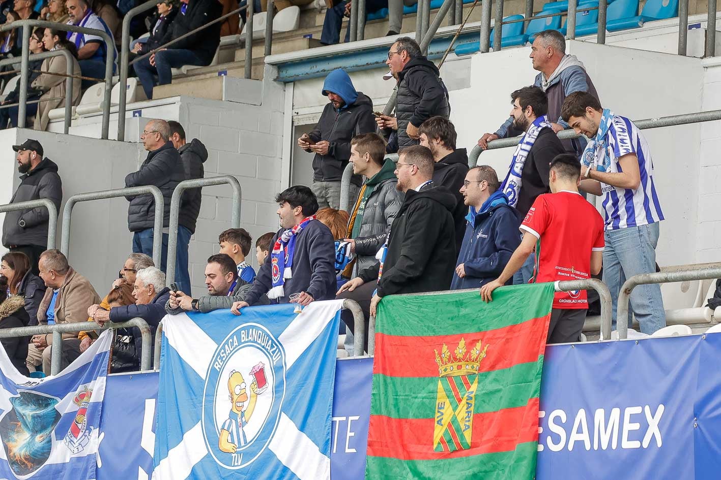 Varios aficionados blanquiazules se desplazaron hasta Asturias para animar a su equipo.