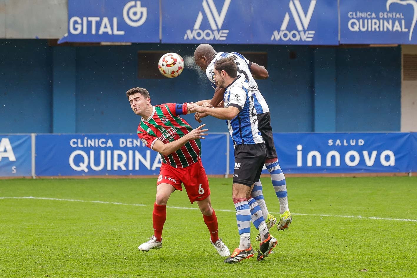 Alberto Gómez disputa el balón con dos jugadores del Avilés.