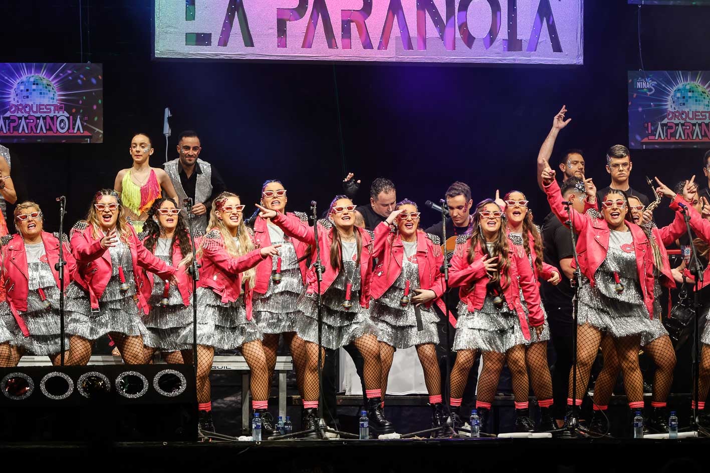 Subieron al escenario como las cantantes de la orquesta Paranoia.