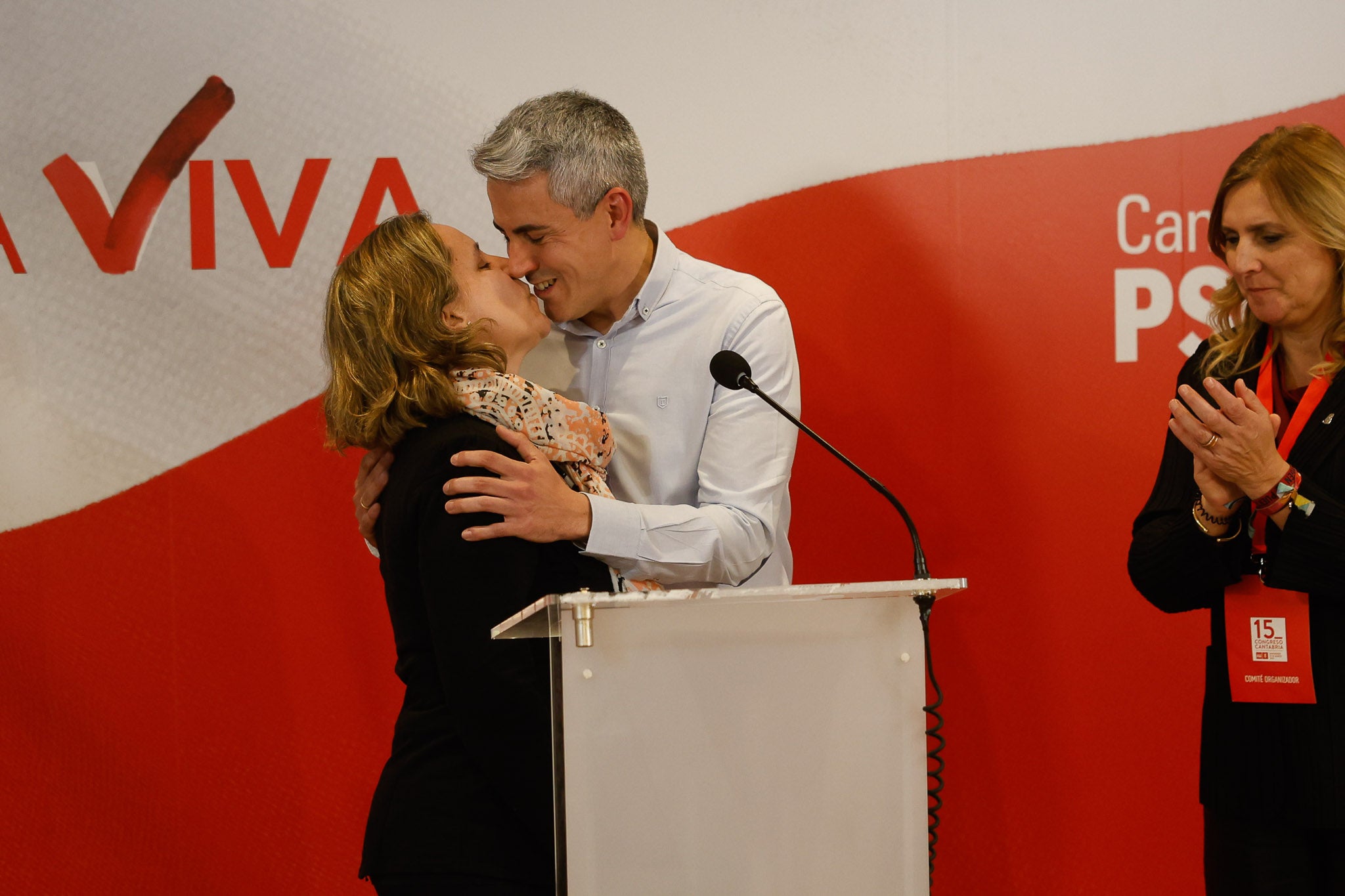 Zuloaga besa a su mujer instantes antes de comparecer ante los militantes para informar de su derrota.