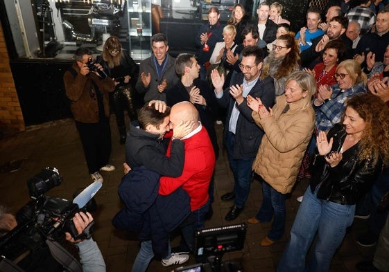 Casares se abraza con Agustín Molleda. En la foto, también Daniel Fernández, Mario Iglesias, Javier Incera, Susana Herrán y Ainoa Quiñones.