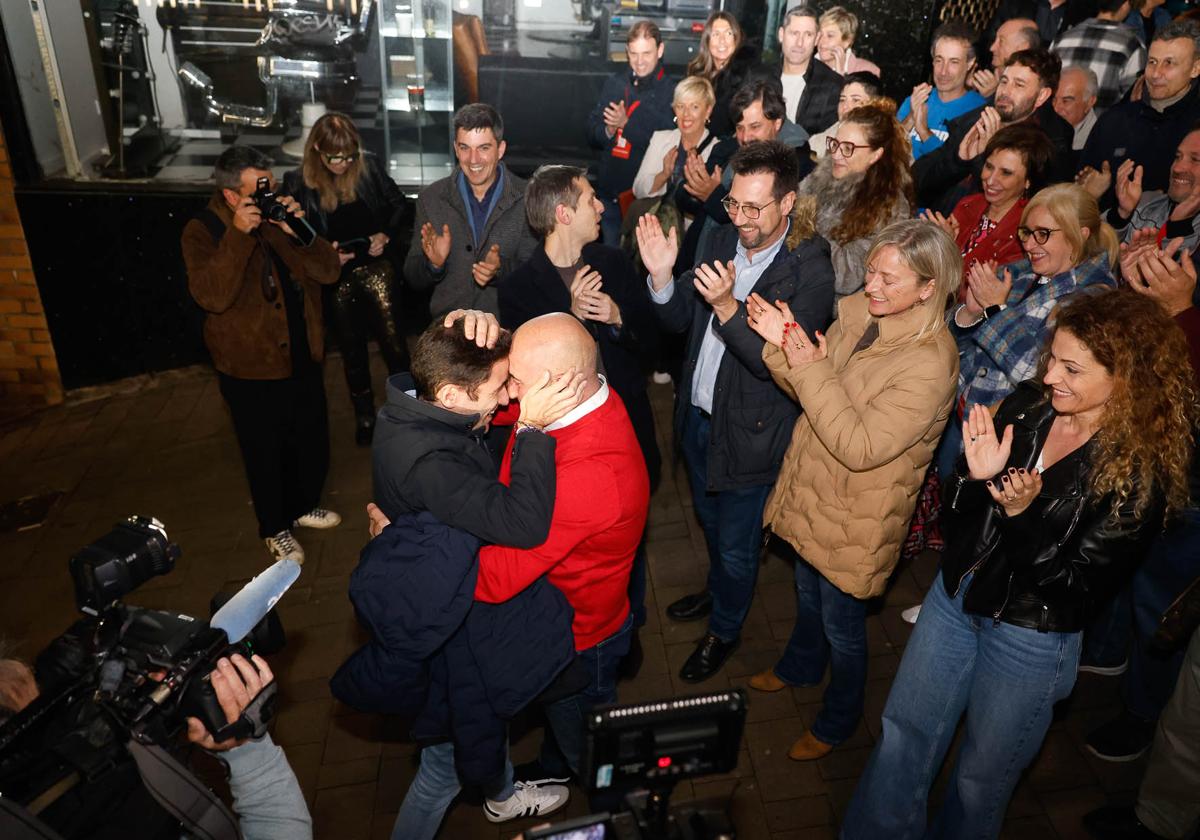 Casares se abraza con Agustín Molleda. En la foto, también Daniel Fernández, Mario Iglesias, Javier Incera, Susana Herrán y Ainoa Quiñones.