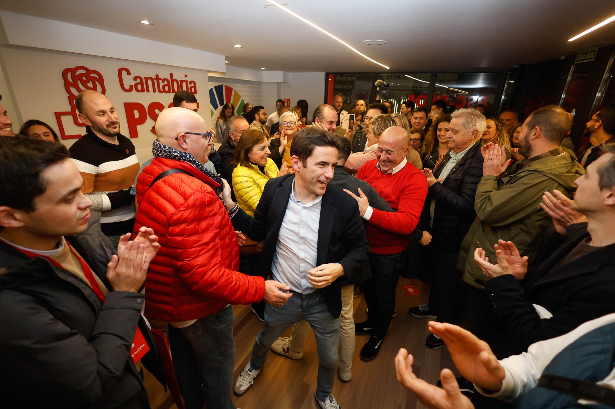 Casares entra en la sede del PSOE regional cuando ya sabía que había ganado. El escrutinio lo siguió desde la sede del PSOE de Santander.