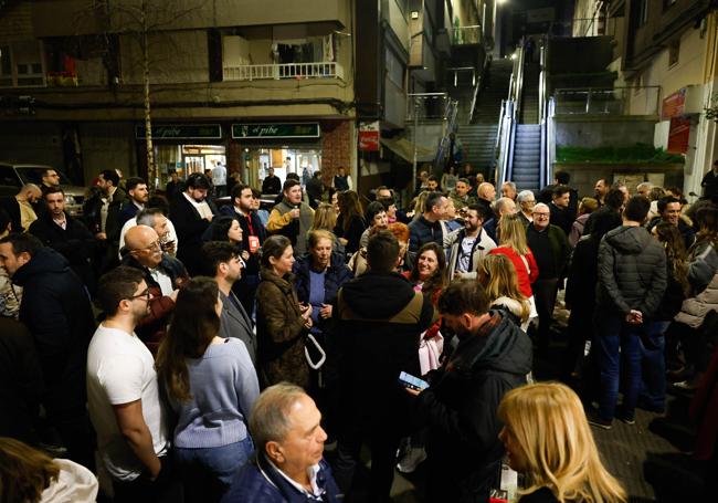 Militantes a las puertas de la sede del PSOE