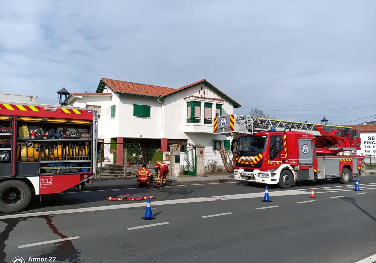 Herida una mujer por inhalación de humo tras un incendio en su cocina en Colindres