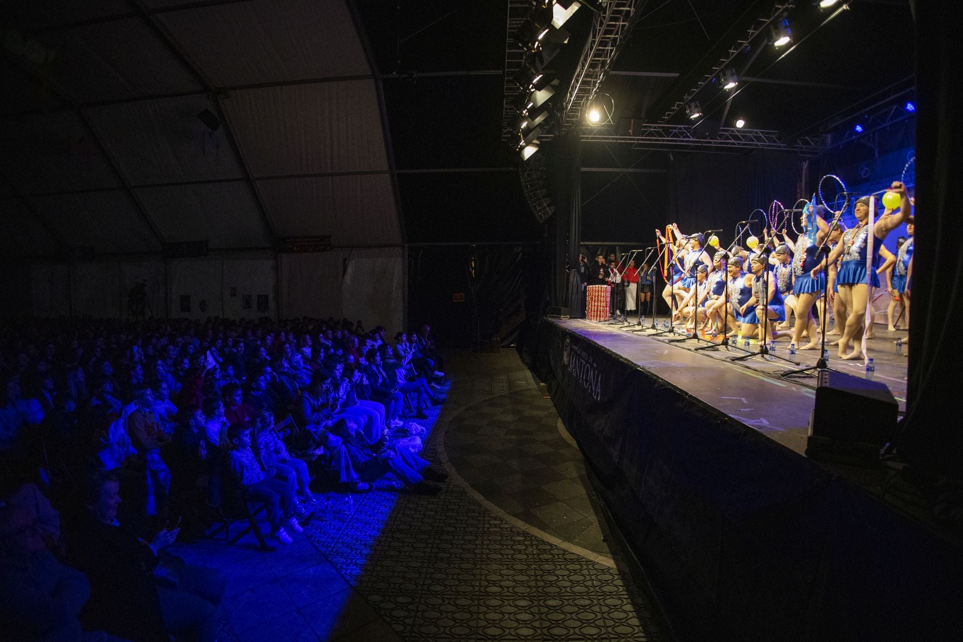 El público llenó la carpa de San Antonio para disfrutar del espectáculo. 