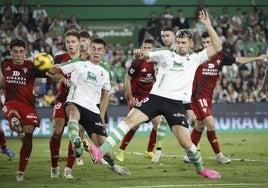 Karrikaburu, a la izquierda, y Arana bregan por llegar al balón durante el partido ante el Mirandés en El Sardinero.