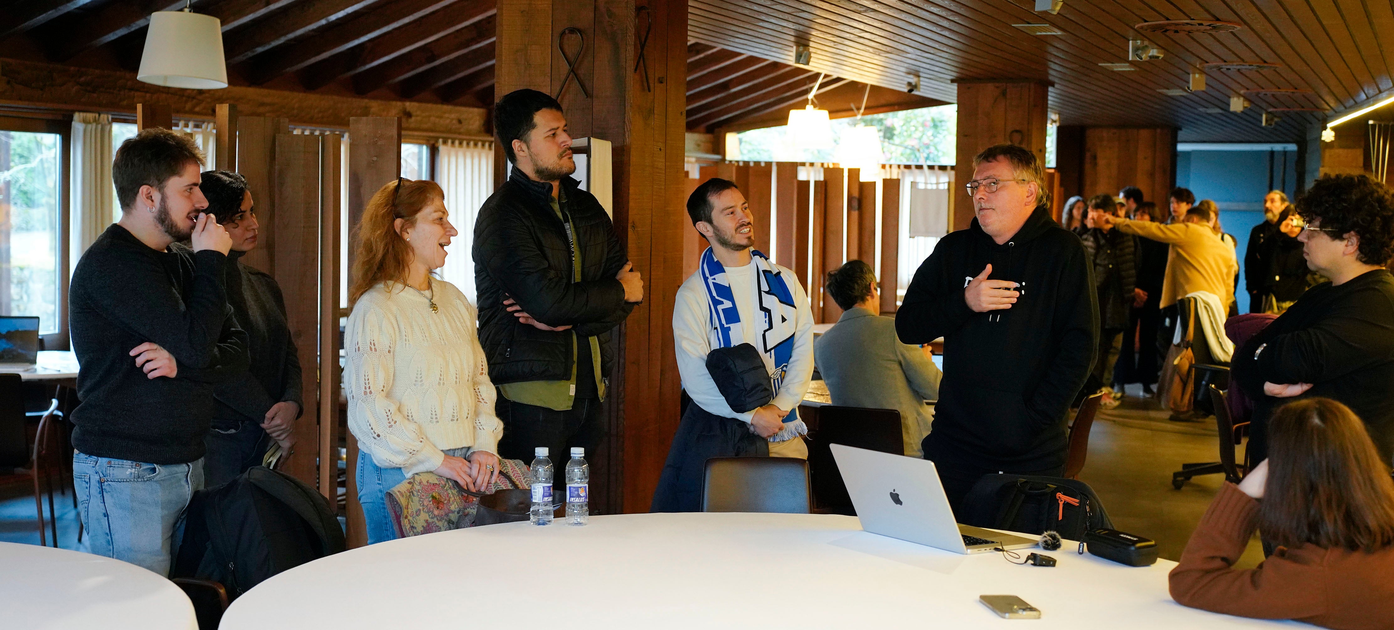 Aduriz charla con alumnos del programa en creatividad de Mugaritz.