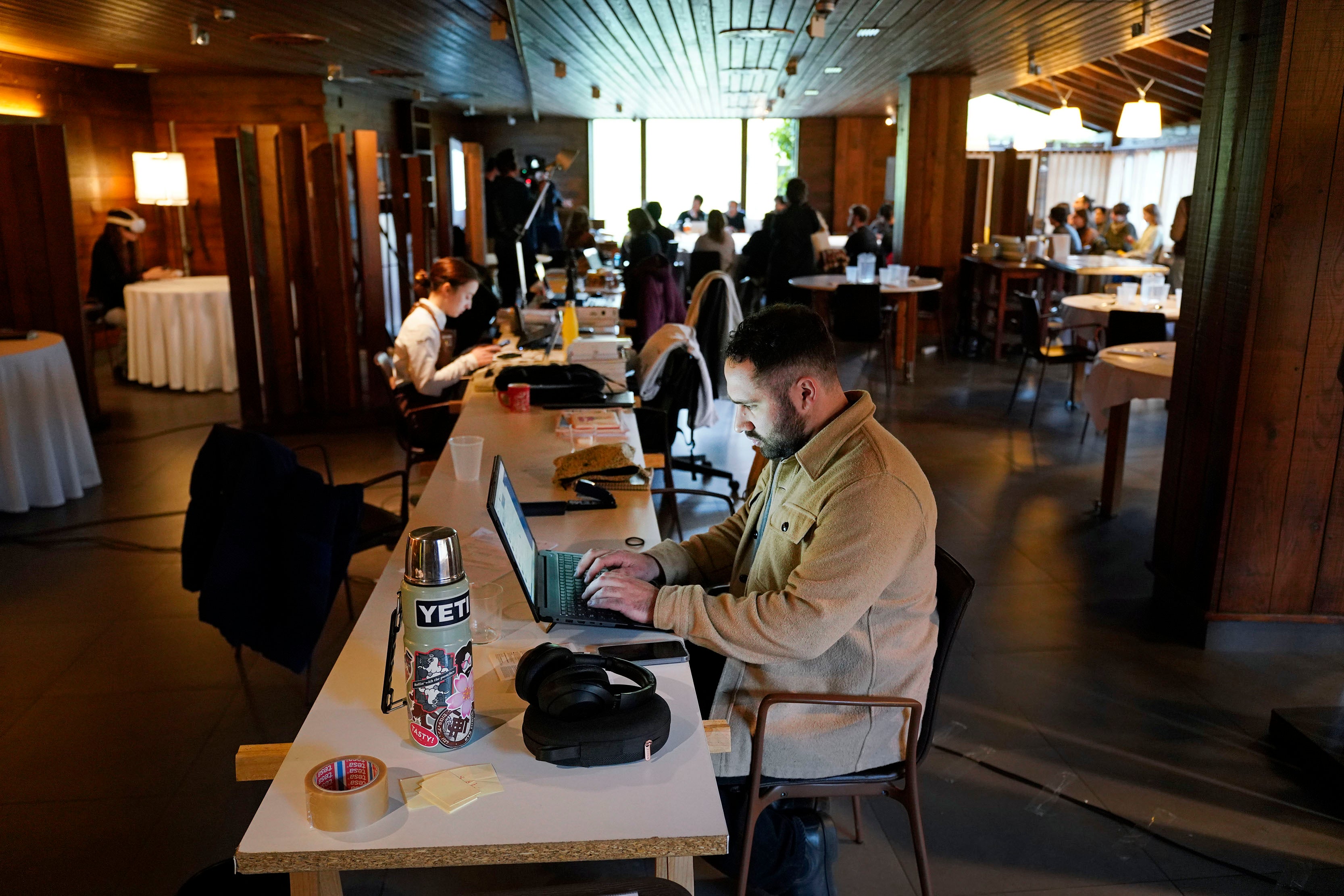 Grupo de trabajo en la parte frontal de Mugaritz.