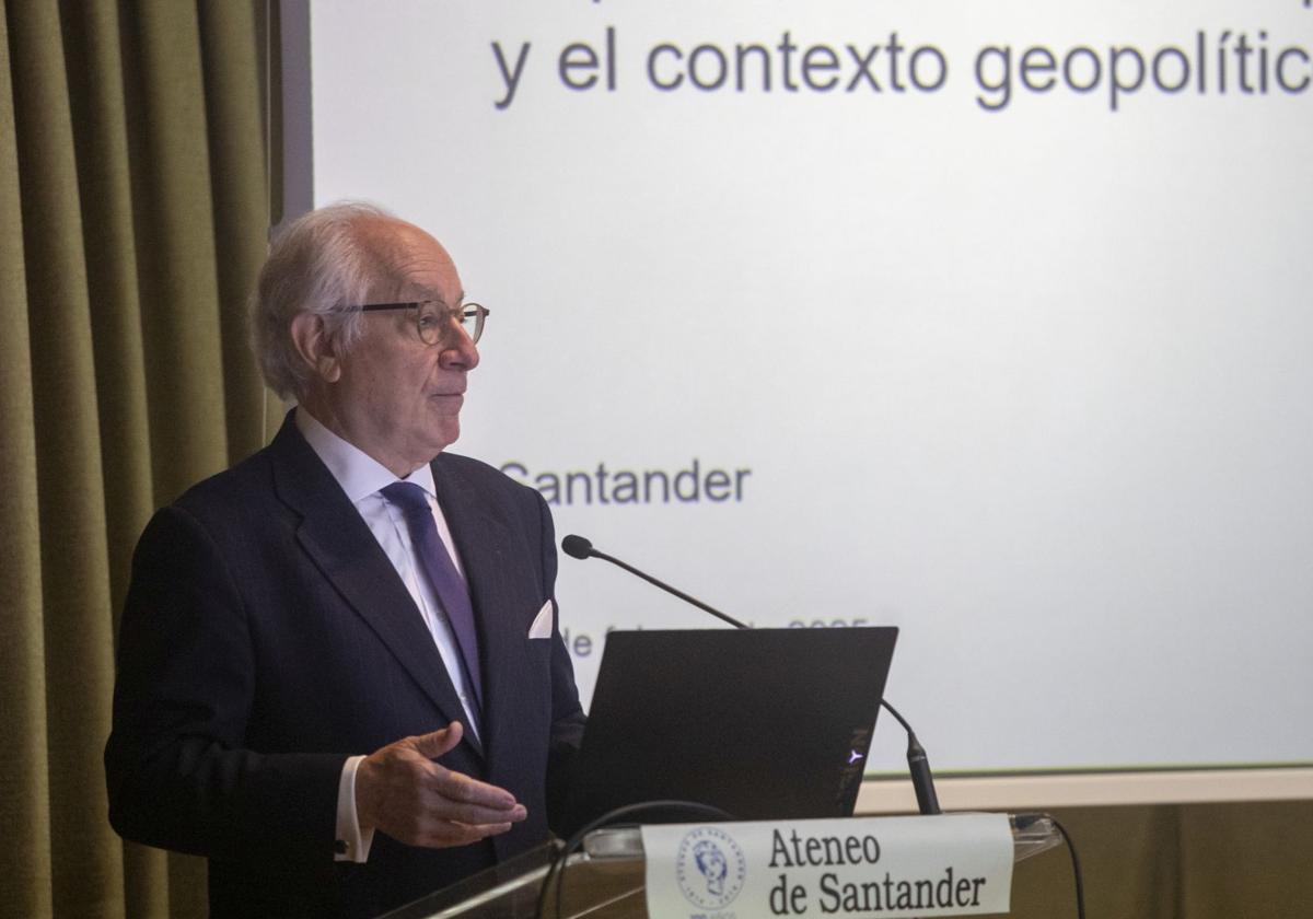 El presidente del Círculo de Empresarios, Juan María Nin Génova, en su intervención en el Ateneo.