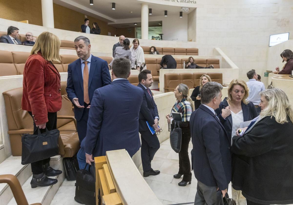 Los diputados regionales charlan antes del inicio de la sesión plenaria celebrada este lunes.