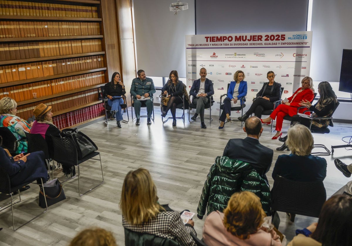 Autoridades y representantes de distintos sectores charlan durante la mesa redonda, este lunes, en la sede de la Cámara de Comercio tras la inauguración de las jornadas.