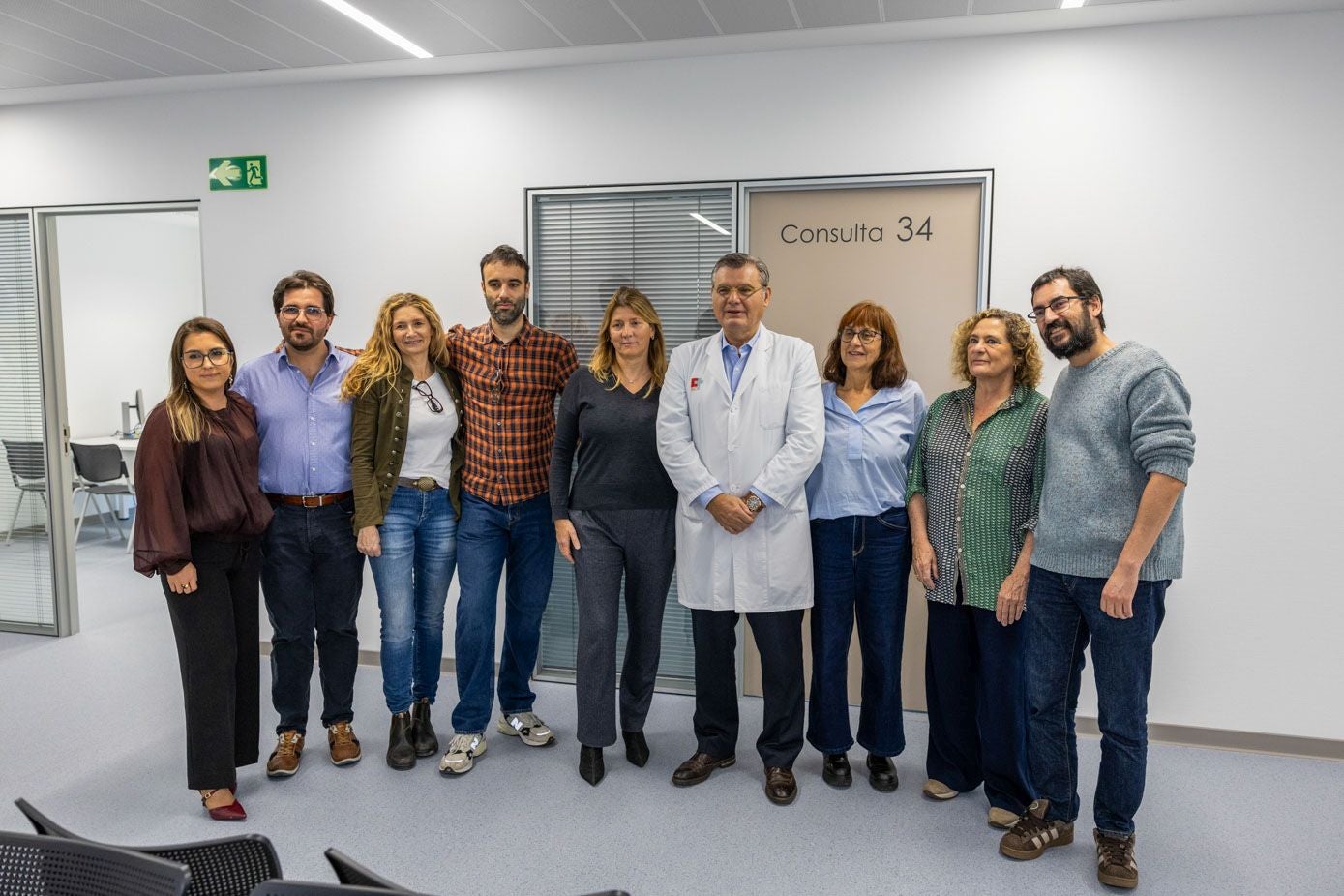 Imagen secundaria 1 - A la izquierda, Jesús Artal con el equipo de profesionales de la Unidad de Salud Mental Infanto-Juvenil. A la derecha, vista de las nuevas instalaciones, en la planta 0 de la Torre D.