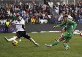 Mario García dispara a puerta en la acción que terminó con el gol del Racing en Burgos.