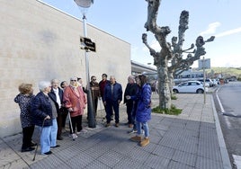 Vecinos charlan junto a una de las nuevas placas colocas por el Consistorio en los últimos días, la semana pasada, en Tanos.