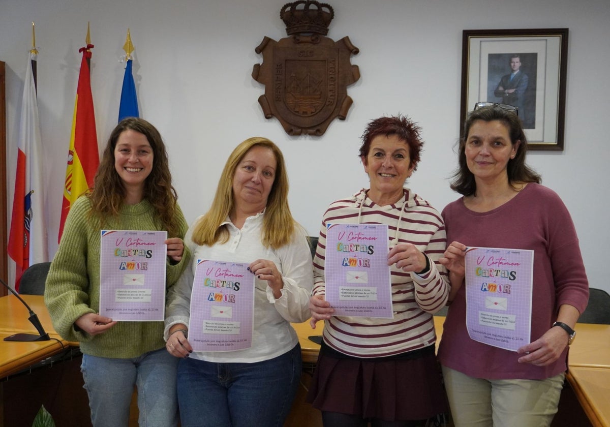 Los miembros del jurado con los carteles del certamen.