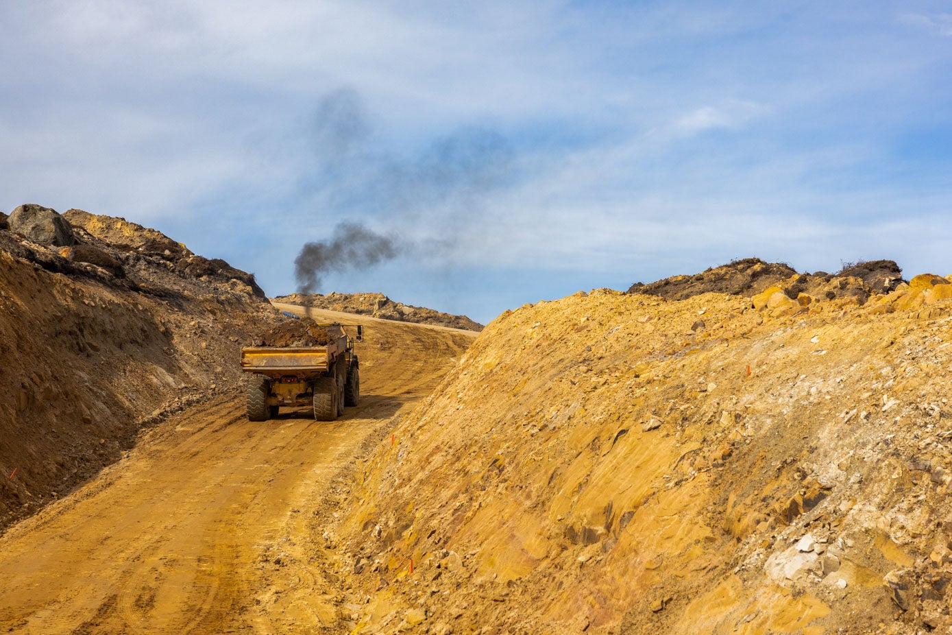 Un camión transporta tierra sobrante. Por ahora, este material se deposita en una zona de acopio temporal. Más tarde, servirá para restaurar antiguas canteras o explotaciones mineras.