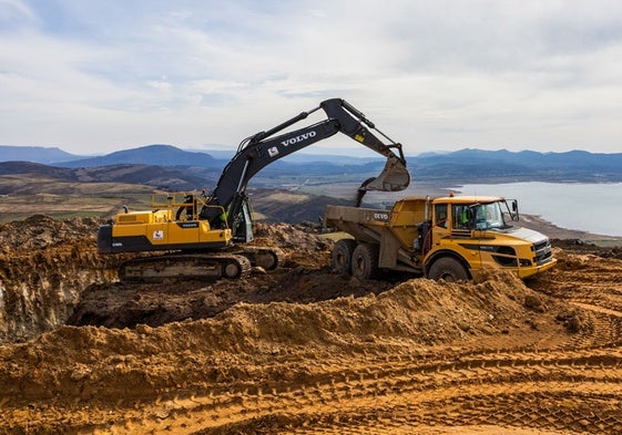 Una pala carga en un camión la tierra sobrante para la construcción de una de las plataformas de molino