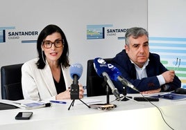 La alcaldesa de Santander, Gema Igual, junto al concejal de Fomento y Movilidad Sostenible, Agustín Navarro, durante la presentación de la estrategia sostenible.