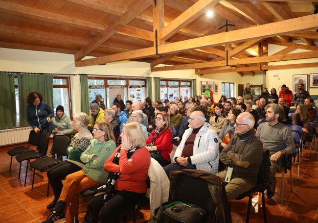 Un centenar de personas asistieron a las conferencias en el salón de usos múltiples de Camaleño.