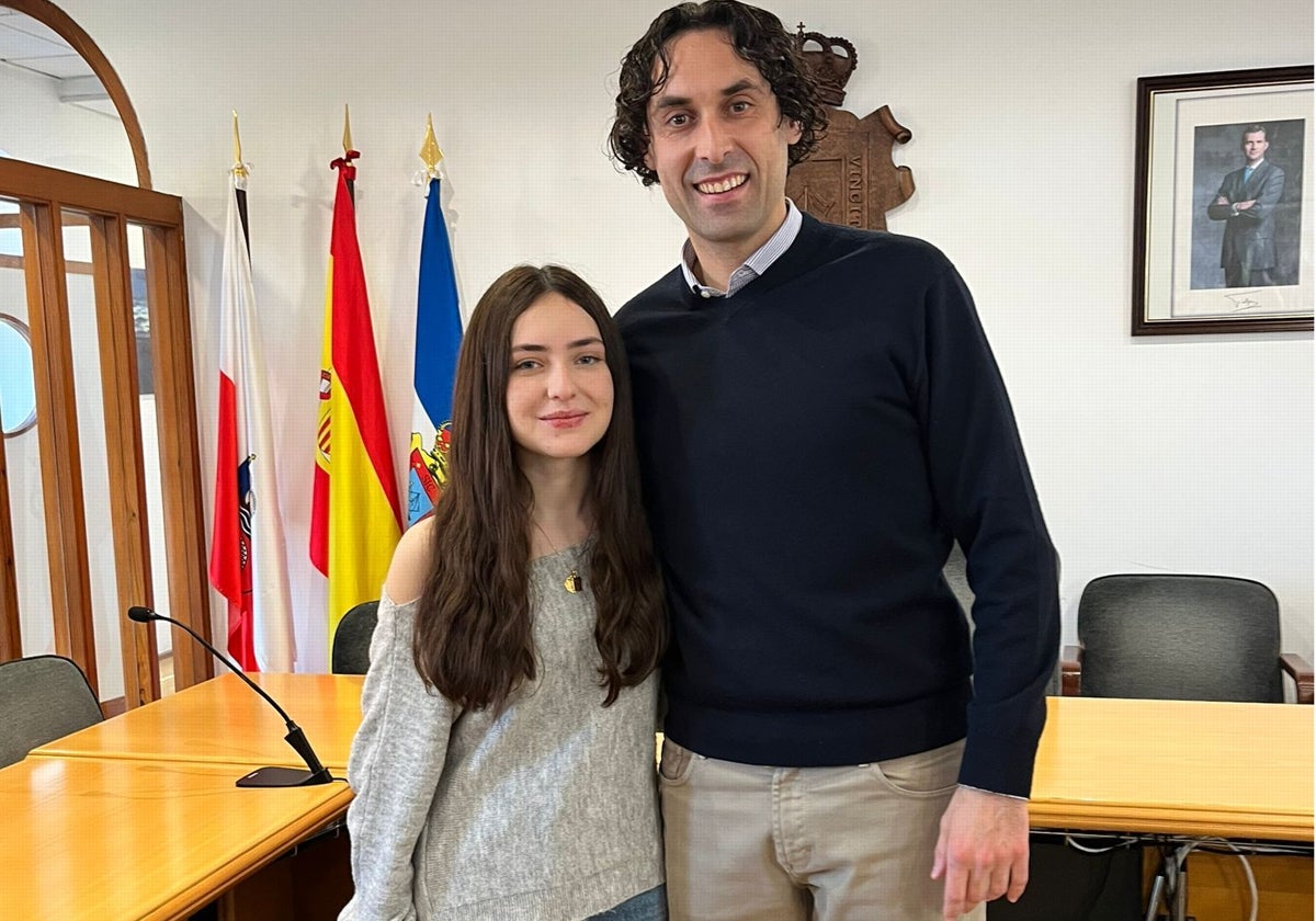 La joven becada con el alcalde de El Astillero, Javier Fernández Soberón.