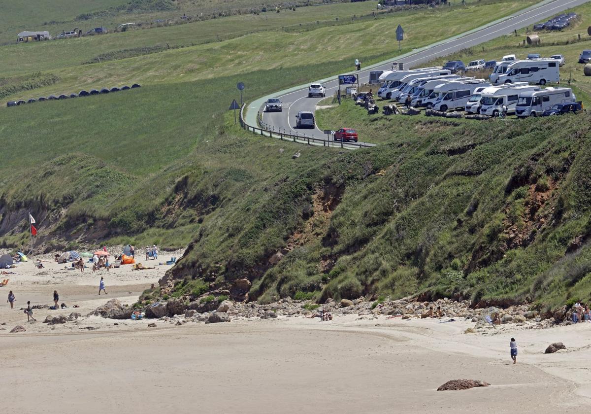 Área de autocaravanas a pie de playa en la carretera que une San Vicente de la Barquera y Gerra.