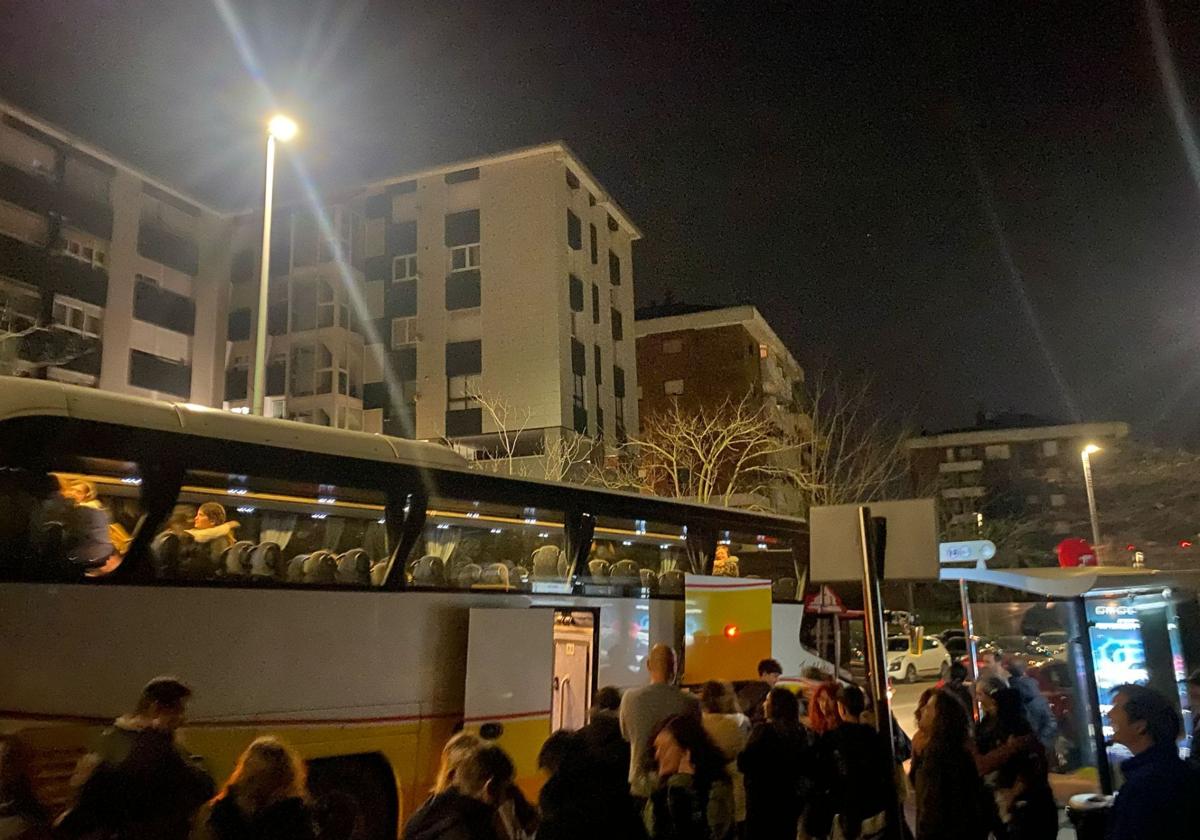 Llegada del autobús al instituto santanderino, esta pasada medianoche.