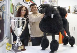 La perra llamada 'Del Besaya Viento del Norte' junto a sus orgullosos criadores y a su trofeo.