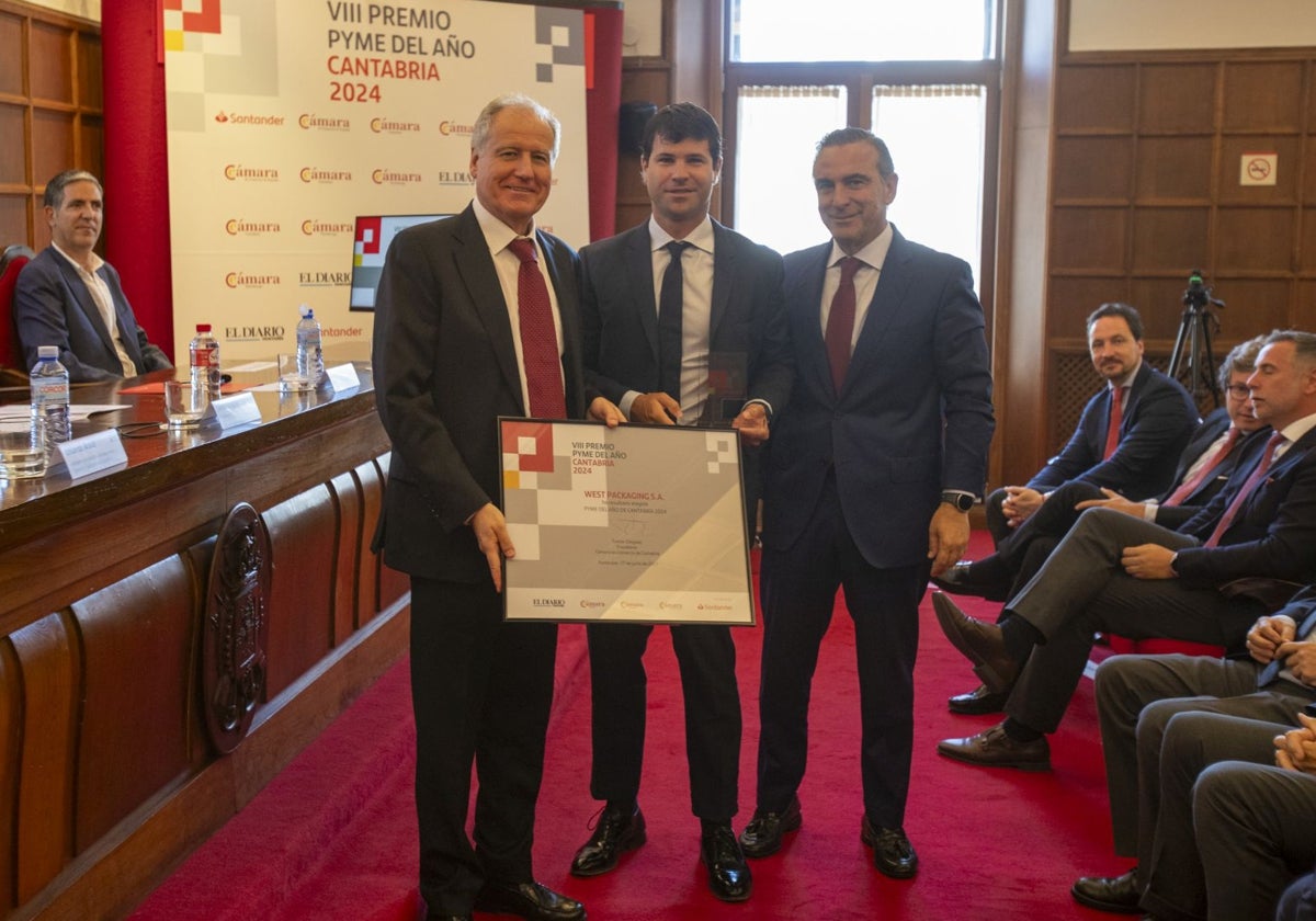 El consejero de Industria, Eduardo Arasti, y el director territorial del Banco Santander en Cantabria, Manuel Iturbe, entregan el premio al ganador de Cantabria del año pasado, Fernando Carral de West Packaging.