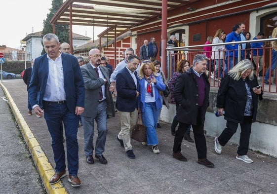 El consejero de Salud, César Pascual, segundo por la izquierda, acompaña a los alcaldes asistentes al encuentro, celebrado en Torrelavega.