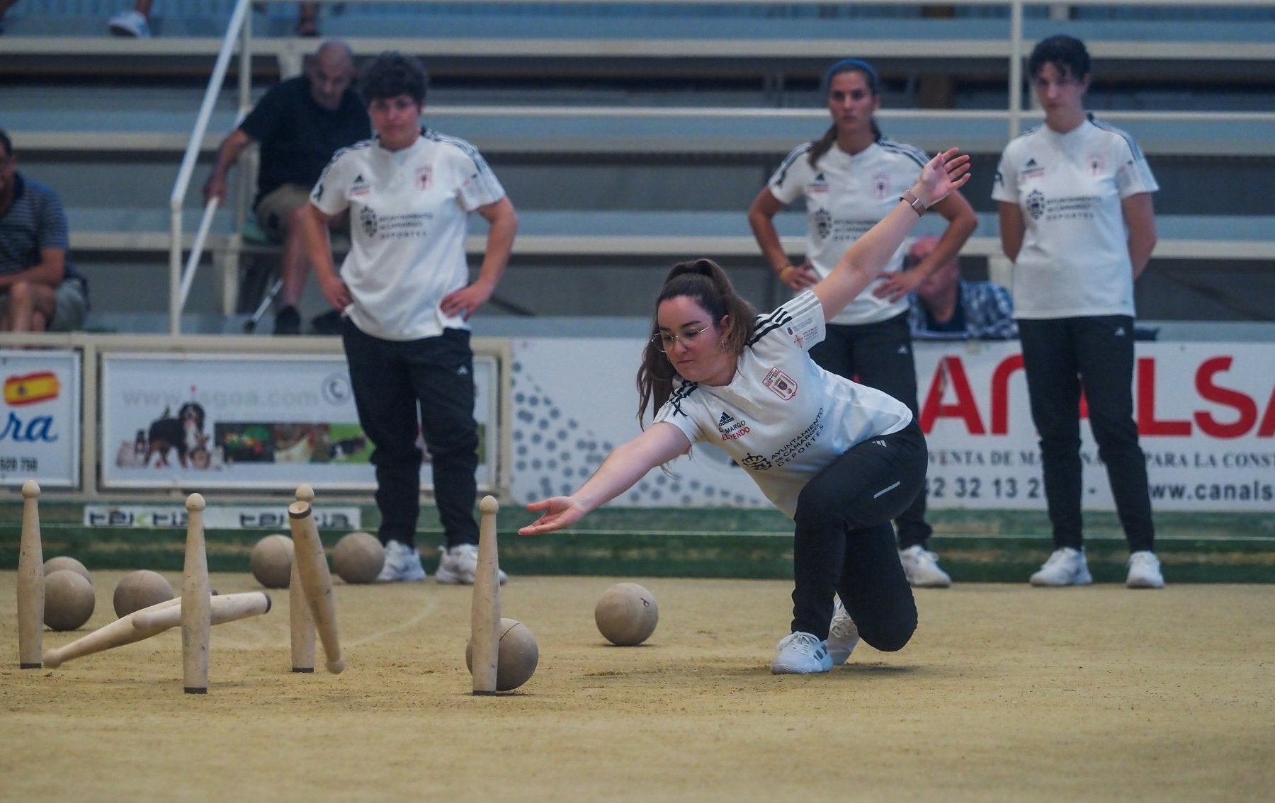 Noemí Pelayo birla ante Rebeca Bustara, Marta Castillo y Cristina Cabielles, de Camargo.