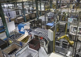 Interior de la fábrica de Teknia en Ampuero, especializada en componentes de automoción.