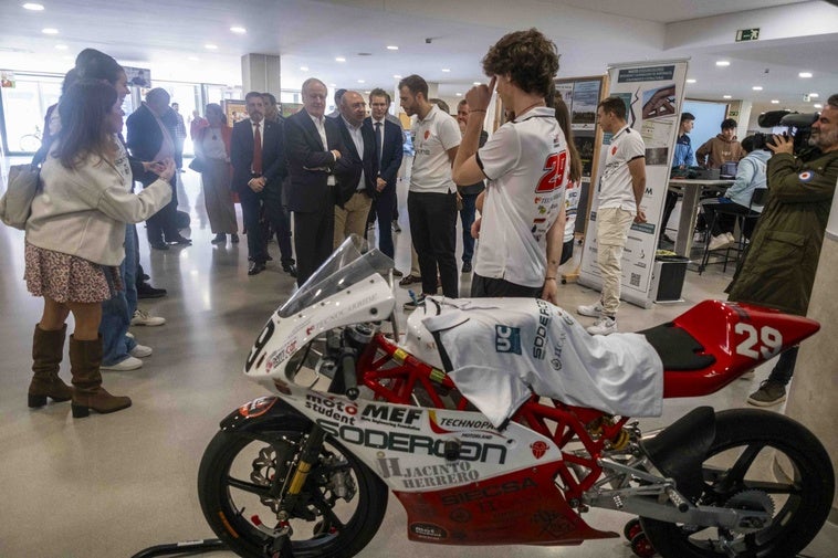 Miembros del equipo Sodercan UC Racing muestran la moto con la que competirán en el circuito de Motorland, en Aragón, al consejero de Industria, Eduardo Arasti, y al consejero delegado de Sodercan, Ángel Pedraja.