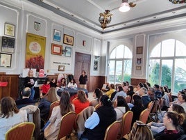 María Eugenia Bouzas, presidenta de Cruz Roja Torrelavega, María Ordax, representante del Colegio Oficial de Psicología de Cantabria, Leyre Rivas Monasterio, directora técnica de ASCASAM, Eloísa Velarde, directora de Proyecto Hombre y Gema Sáiz, técnica del programa Reto Social Empresarial Plus de Cruz Roja Torrelavega ofrecieron su punto de vista experto.