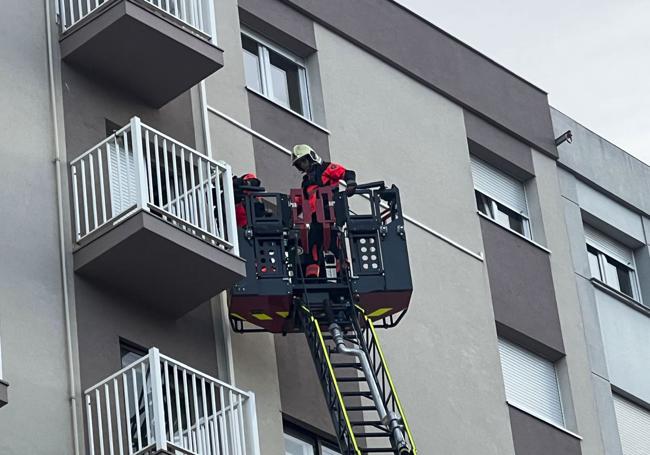 Los bomberos, en el balcón del quinto piso.