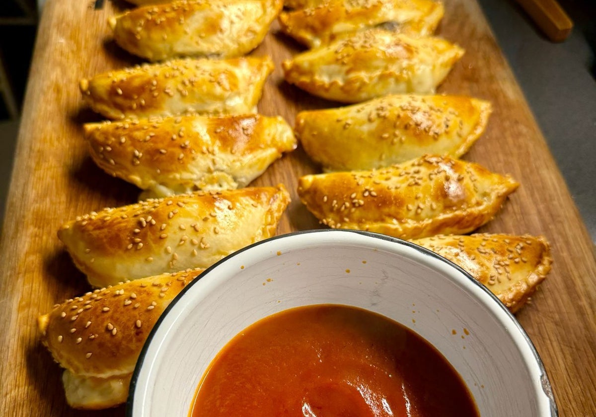 Las empanadillas recién salidas del horno y con la salsa de tomate de acompañamiento.