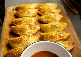 Las empanadillas recién salidas del horno y con la salsa de tomate de acompañamiento.