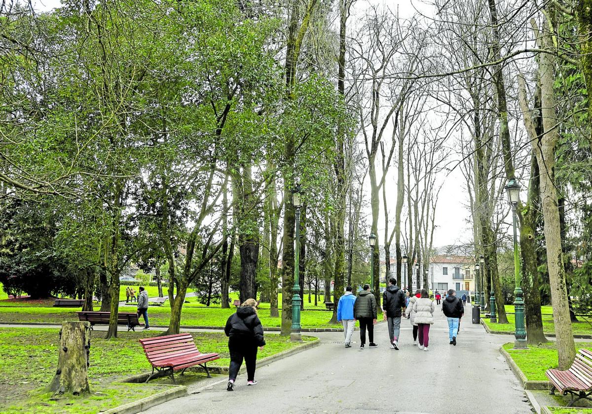 Vecinos caminan por el parque Manuel Barquín, ayer, en Torrelavega.