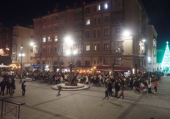 Ambiente nocturno en la plaza.